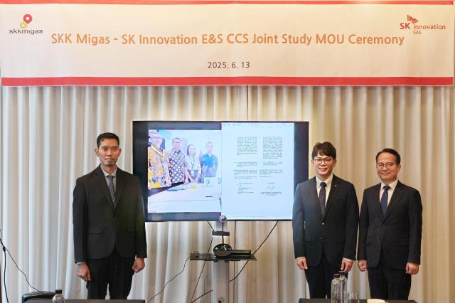 13일 서울 영등포구 페어몬트 앰배서더 호텔에서 열린 ‘한-인도네시아 국경통과 CCS 공동연구를 위한 업무협약MOU’ 기념식에서 참석자들이 기념촬영을 하고 있다 왼쪽부터 드위 아디 누그로호 인도네시아 에너지광물자원부MEMR 비전통 석유∙가스 개발 부국장 김일영 SK이노베이션 ES 업스트림개발∙운영실장 서성태 산업통상자원부 에너지기술과장