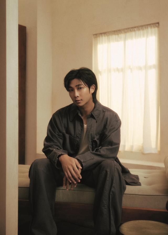 삼성전자 아트 TV 홍보대서로 선정된 방탄소년단 RM 사진삼성전자