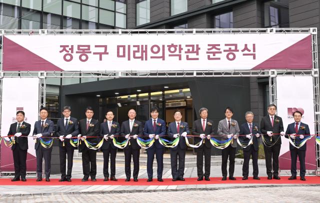 정몽구 미래의학관 준공식에서 정의선 현대차그룹 회장 김재호 고려중앙학원 이사장 김동원 고려대 총장 승명호 교우회장 등 참석자들이 테이프커팅을 하고 있다
사진 좌로부터 서동훈 안산병원장 민병욱 구로병원장 한승범 안암병원장 편성범 의과대학장 윤을식 의무부총장 정의선 현대차그룹 회장 김재호 고려중앙학원 이사장 김동원 고려대 총장 승명호 교우회장 정순영 교무부총장 윤성택 연구부총장 송진원 대학원장 윤형선 의대교우회장