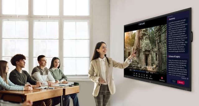 LG 전자칠판 신제품 TR3DQ이 수업에 사용되는 영상 자료의 요약을 제공하는 ‘AI 요약 기능으로 학습자의 이해를 돕고 있다 사진LG전자