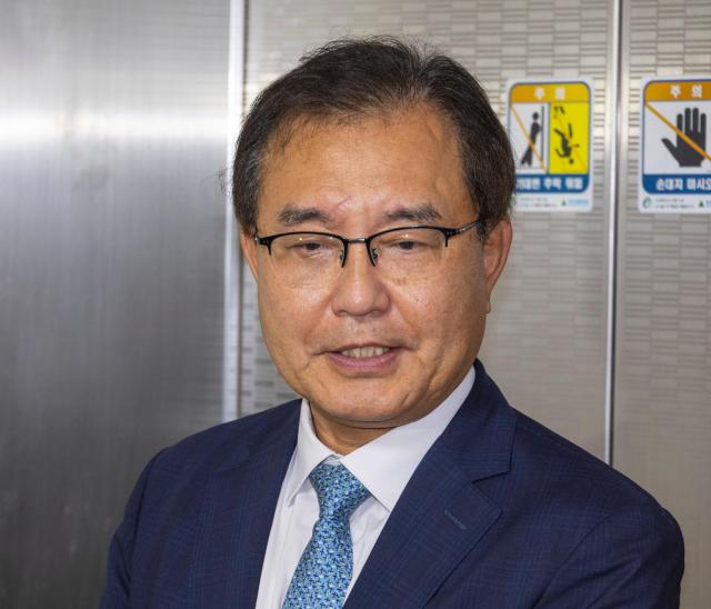 순직 해병 수사 방해 의혹 사건을 수사하는 이명현 특별검사가 17일 서울 서초구 자신의 사무실에 출근길에 취재진과 만나 인터뷰하고 있다 2025617 사진연합뉴스