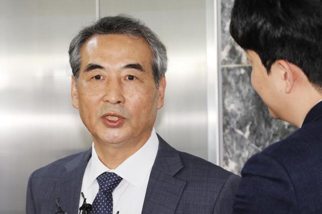 윤석열 전 대통령의 부인 김건희 여사 의혹을 수사할 민중기 특별검사가 17일 서울 서초구 사무실 앞에서 취재진의 질문에 답하고 있다 2025617 사진연합뉴스