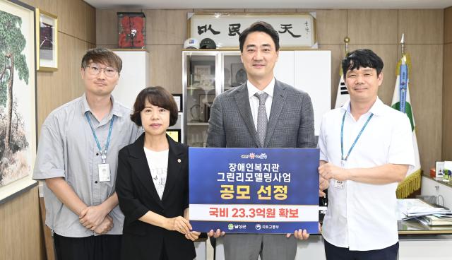 대구 달성군은 ‘2025년도 공공건축물 그린 리모델링 사업’ 공모에 국비 23억3000만원을 확보했으며 좌 두 번째 김소연 달성군 사회복지과장 세 번째 최재훈 달성군수이다 사진대구달성군
