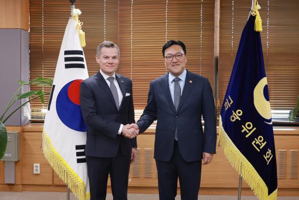 지난해 11월 김병환 금융위원장오른쪽이 정부서울청사에서 폴란드 금융감독청KNF 야첵 야스트로제브스키Jacek Jastrzebski 청장과 만나 회담을 한 모습 사진금융위원회