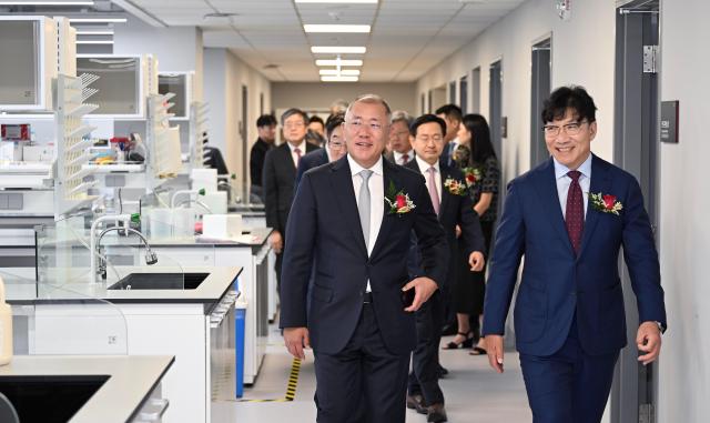 정의선 현대차그룹 회장사진 왼쪽과 김재호 고려중앙학원 이사장사진 오른쪽 등 참석자들이 정몽구 미래의학관의 백신 개발 연구 시설을 둘러보고 있는 모습