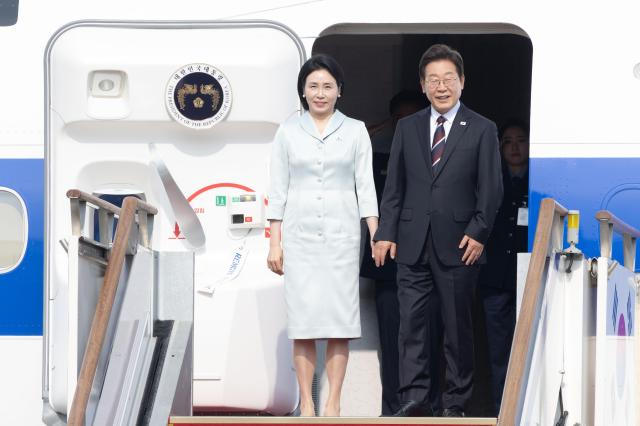 주요 7개국G7 정상회의에 참석하는 이재명 대통령이 김혜경 여사와 16일 오후 경기도 성남 서울공항에서 공군 1호기에서 출국하기 전 인사하고 있다 20250616 사진유대길 기자 dbeorlf123ajunewscom