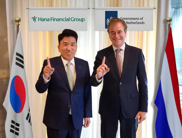 함영주 하나금융그룹 회장왼쪽과 르네 반 헬 지속가능개발 대사가 미팅을 마치고 기념촬영을 하고 있다 사진하나금융