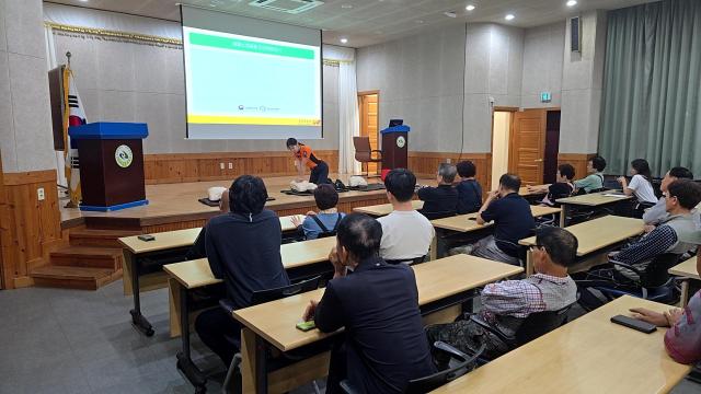 완주군 시설관리공단이 고산 자연휴양림 직원을 대상으로 응급처치 및 심폐소생술 교육을 실시하고 있다사진완주군 시설관리공단