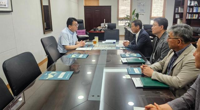 전춘성 진안군수왼쪽 두 번째가 최남호 산업통상자원부 제2차관왼쪽 첫 번째에게 신규 양수발전소 유치의지를 전달하고 있다사진진안군