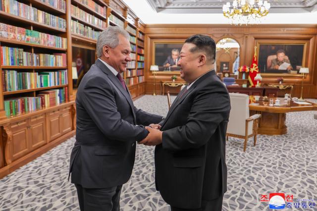 지난 4일 방북한 쇼이구 러시아 안전이사회 서기장왼쪽 김정은 북한 국무위원장오른쪽 사진연합뉴스