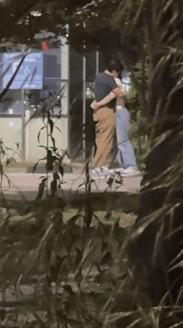 "가스라이팅+불륜?" JDB엔터 대표, 길거리 스킨십 모습 확산
