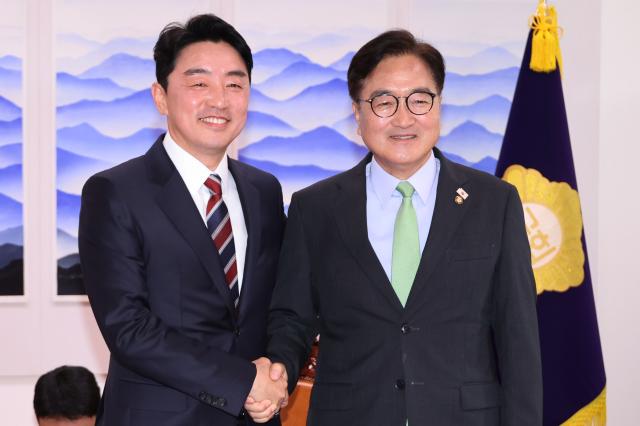 우원식 국회의장이 17일 국회 의장실을 예방한 강훈식 대통령 비서실장을 접견하고 있다 사진연합뉴스