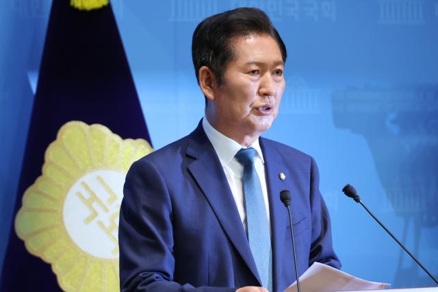 정청래 더불어민주당 의원이 지난 15일 국회에서 당 대표 출마 기자회견을 하고 있다 사진연합뉴스