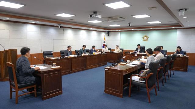 동해시의회 행정사무 감사특별위원회가 안전과 건설과 도시과 도시정비과 소관 업무에 대한 2025년도 행정사무 감사 활동을 실시하고 있다 사진동해시의회