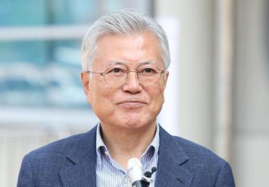文 뇌물수수 혐의 첫 공판준비…울산으로 이송 요청 기각