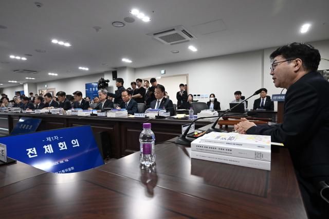 국정기획위원회 이한주 위원장이 16일 서울 종로구 정부서울청사 창성동 별관에서 열린 1차 전체 회의에서 발언하고 있다사진연합뉴스