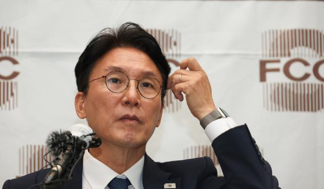 김민석 국무총리 후보자가 17일 서울 중구 한국프레스센터에서 열린 외신기자 간담회에 참석해 머리를 넘기고 있다 사진연합뉴스