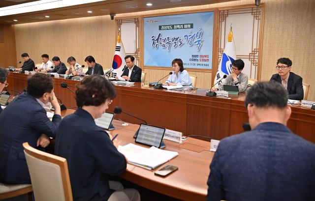 양금희 경북도 경제부지사가 17일 간부회의에서 비상경제대응TF 출범을 지시하고 있다 사진경상북도