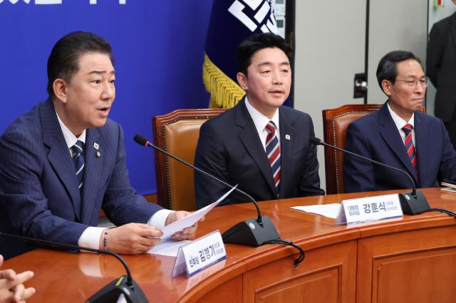 김병기 더불어민주당 당대표 직무대행 겸 원내대표가 17일 서울 여의도 국회에서 대통령실 강훈식 비서실장과 우상호 정무수석을 접견하고 있다  사진연합뉴스