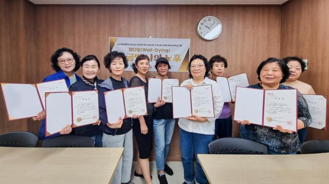 ‘황금빛 나의 오후’는 65세 이상 노인을 위한 웰다잉 교육 프로그램이다사진경남정보대