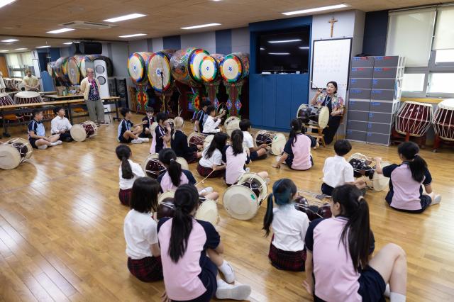 Neighboring private schools in Seoul connect through exchange classes