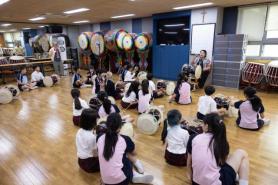 Neighboring private schools in Seoul connect through exchange classes