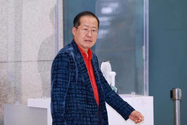 [슬라이드 포토] '오늘도 통합 강조?' 홍준표, 빨+파 패션으로 하와이서 '귀국'