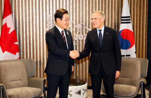 이재명 대통령과 마크 카니 캐나다 총리가 17일현지시간 캐나다 앨버타주 캐내내스키스 주요 7개국G7 정상회의장에서 한·캐나다 정상회담 전 악수하고 있다 사진연합뉴스