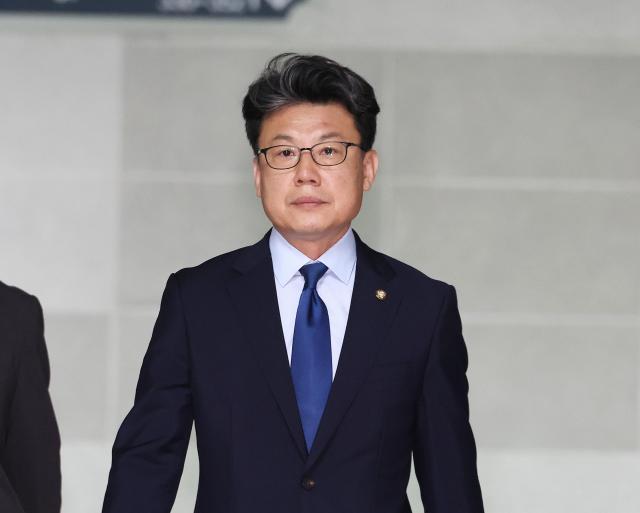 더불어민주당 진성준 정책위의장이 18일 서울 여의도 국회 의원회관에서 대통령실과 정부 여당 등이 함께하는 추경안 관련 회의에 참석하기 위해 이동하고 있다 사진연합뉴스