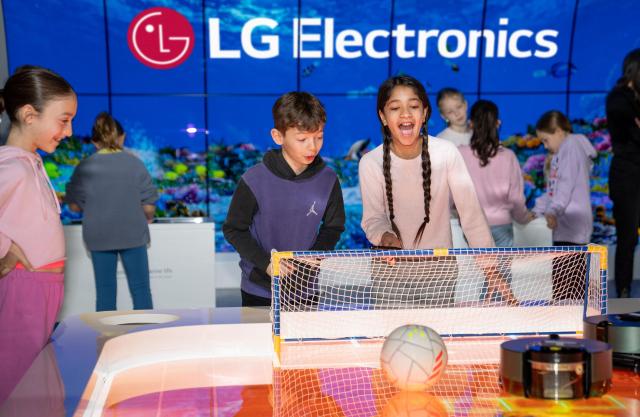 LG전자 북미법인 본사 사옥 내 과학관 'LG인스파이어 랩(LG Inspiration Lab)'을 찾은 학생들이 로봇청소기로 축구 게임을 하고 있는 모습. [사진=LG전자]