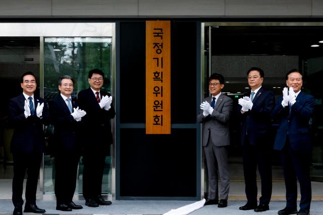 국정기획위원회 현판식
이한주 국정기획위원회 위원장과 김용범 대통령실 정책실장 더불어민주당 진성준 정책위의장 등 참석자들이 16일 서울 종로구 정부서울청사 창성동 별관에서 열린 국정기획위 현판식에서 손뼉 치고 있다
이재명 정부의 대통령직인수위원회 역할을 하는 국정기획위에서는 100대 국정과제를 정리하고 과제별로 추진 시점과 목표 등을 정해 국정운영 5개년 계획을 마련할 방침이다사진연합뉴스