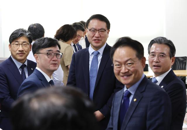 대통령실 김용범 정책실장오른쪽과 더불어민주당 허영 원내정책수석부대표오른쪽 두번째 등이 18일 서울 여의도 국회 의원회관에서 대통령실과 정부 여당 등이 함께하는 추경안 관련 비공개 회의에 참석해 대화하고 있다 사진연합뉴스