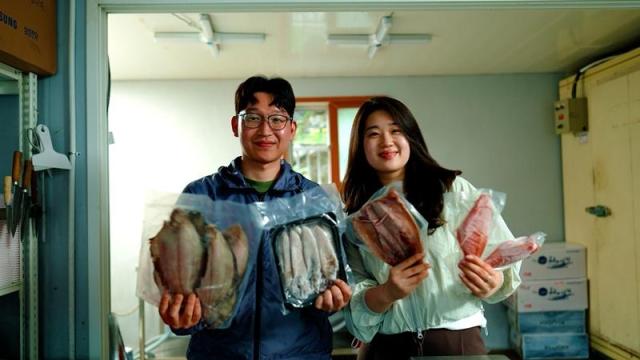 포항 윤자네 수산 김지윤왼쪽 심예리오른쪽 대표 사진쿠팡 