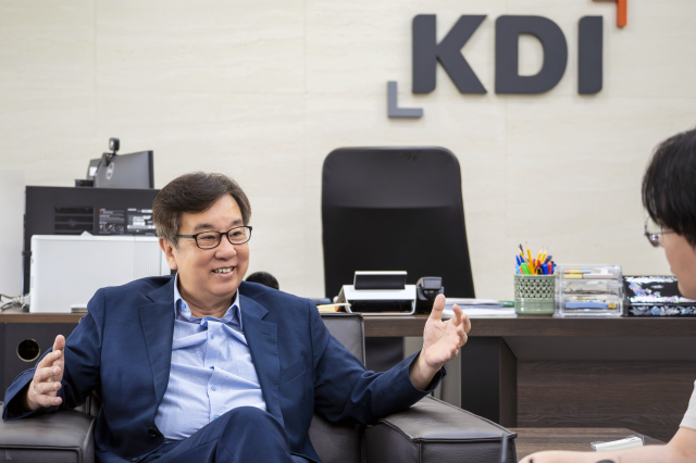조동철 한국개발연구원KDI 원장이 지난 10일 세종시 집무실에서 아주경제신문과 인터뷰하고 있다사진한국개발연구원