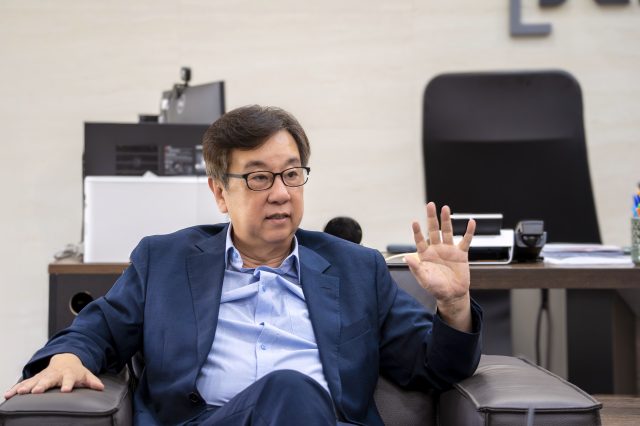 조동철 한국개발연구원KDI 원장이 지난 10일 세종시 집무실에서 아주경제신문과 인터뷰하고 있다사진한국개발연구원