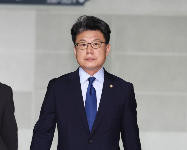 진성준 더불어민주당 정책위의장이 18일 국회에서 열린 대통령실과 정부 여당 등이 참석하는 추경안 정책 협의회 참석을 위해 이동하고 있다 사진연합뉴스