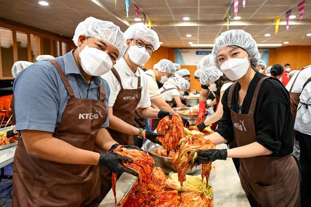 KTG의 해외사업장에서 근무하는 외국인 임직원들로 구성된 봉사단 임팩트 메이커스 1기가 여름 김장 봉사에 참여하고 있는 모습 사진KTG