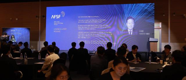 18일 서울 영등포구 FKI타워에서 열린 2025 아주미래전략포럼AFSF을 찾은 참가자들이 이재명 대통령의 서면 축사를 바라보고 있다 20250618 사진유대길 기자 dbeorlf123ajunewscom