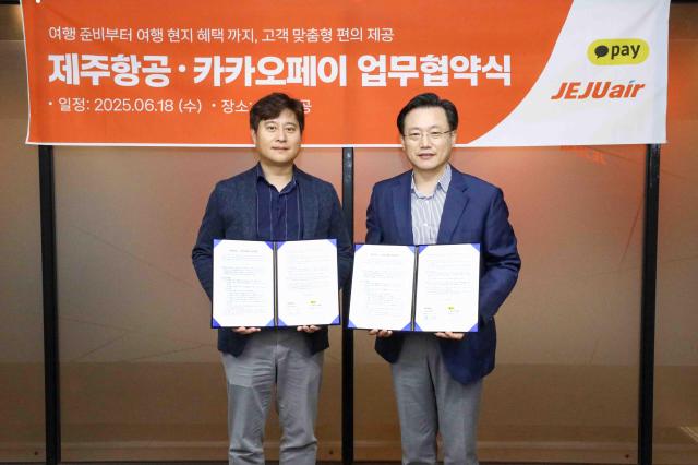 김이배 제주항공 대표이사오른쪽와 신원근 카카오페이 대표이사가 18일 서울 강서구에 위치한 제주항공 서울지사에서 전략적 제휴 사업 추진을 위한 업무협약을 체결한 뒤 기념촬영을 하고 있다사진제주항공