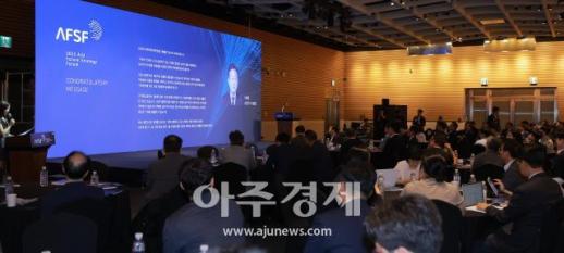[포토] 이재명 대통령 서면축사 바라보는 2025 아주미래전략포럼(AFSF) 참가자들