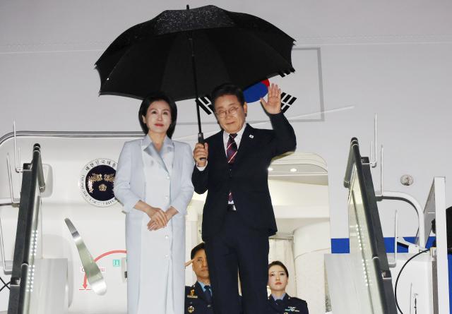 이재명 대통령과 김혜경 여사가 17일현지시간 51차 주요 7개국G7 정상회의 일정을 마치고 캐나다 캘거리국제공항에서 귀국하며 공군 1호기 올라 인사하고 있다사진연합뉴스