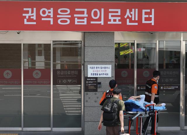서울 양천구 이화여자대학교 목동병원에서 한 환자가 응급의료센터로 이동하고 있다 사진연합뉴스