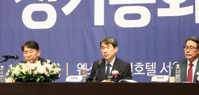 이주호 사회부총리 겸 교육부 장관이 22일 오후 서울 웨스틴조선호텔에서 열린 한국대학교육협의회 정기총회에 참석하고 있다 2025122 사진연합뉴스