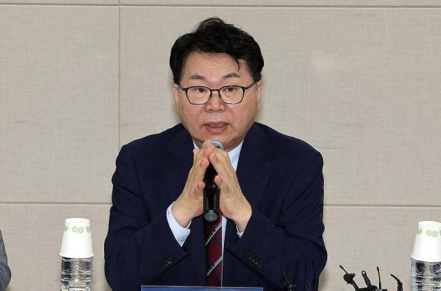 이한주 국정기획위원장이 18일 정부세종컨벤션센터에서 열린 경제1분과 기획재정부 업무보고에서 인사말을 하고 있다 사진연합뉴스
