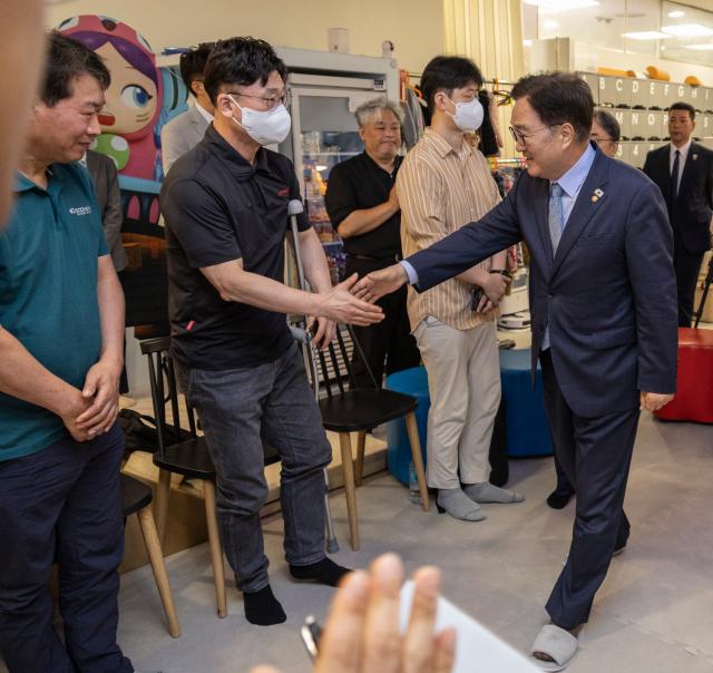 우원식 국회의장이 18일 서울 노원구 홈플러스 중계점에서 전국 홈플러스에 입주한 입점 점주 협의회 회원들과 만나 인사하고 있다 사진연합뉴스