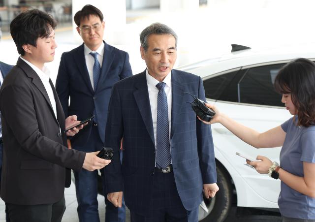윤석열 전 대통령의 부인 김건희 여사에 대한 의혹을 수사할 민중기 특별검사가 박세현 서울고등검찰청장 면담을 위해 18일 서울 서초구 서울고검으로 향하고 있다 사진연합뉴스