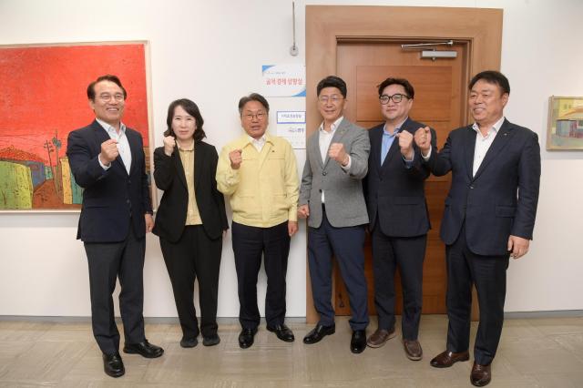 광주시는 18일 골목경제 상황회의를 열고 골목경제를 살릴 수 있는 밀착형 지원을 하기로 했다 사진광주시