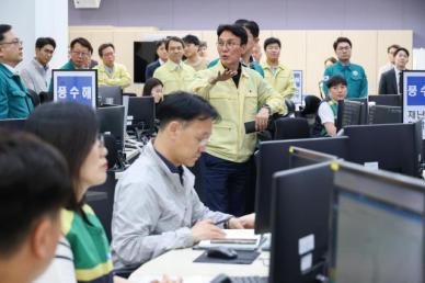 김민석, 장마철 앞두고 재난안전상황실 방문…대비 태세 점검