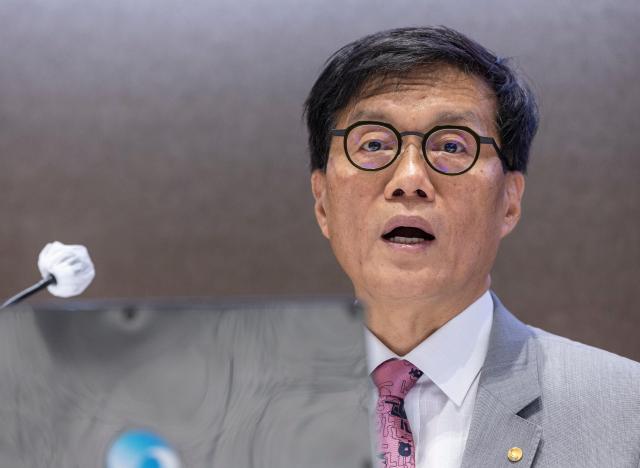 이창용 한국은행 총재가 18일 서울 중구 한국은행 별관에서 가공식품 주거비 등 생활물가 평가와 향후 주요물가 동인 점검을 주제로 열린 2025 상반기 물가 설명회에 참석해 물가 상승 요인에 대해 설명하고 있다 사진연합뉴스