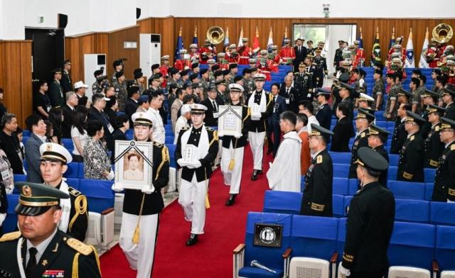 18일 국립대전현충원에서 거행된 합동안장식에서 전사자들의 영정과 영현이 영결식을 위해 입장하고 있다 사진육군